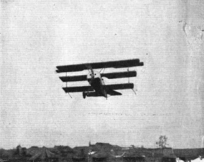 Fokker Dr.I (Fokker Dreidecker) - Германия - 1917. Триплан Фоккера в полете.